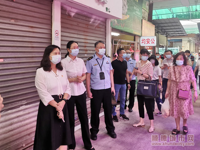 市監所工作人員向視察組一行人介紹青華市場改造情況。.jpg