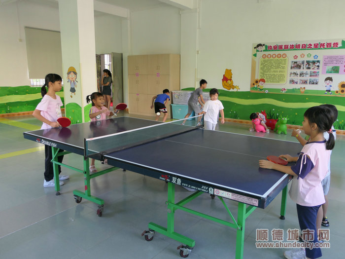 孩子們正在打乒乓球。.jpg