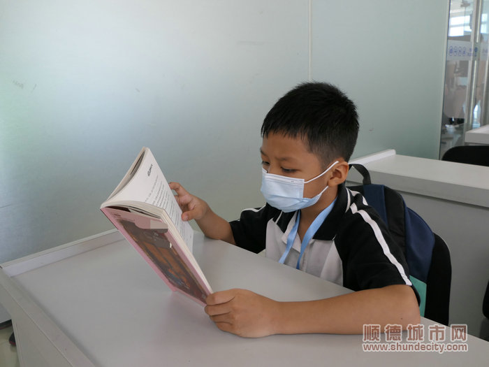 小朋友正認真的在閱讀著書籍。.jpg