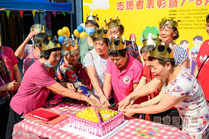 長者們在過生日會.jpg