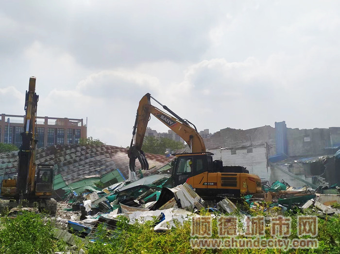 挖掘機正在拆除鄰岸的工業廠房.jpg