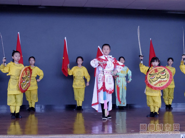北海小學培訓現(xiàn)場，學生穿著厚重的戲服在北海小學禮堂內(nèi)排演。.JPG