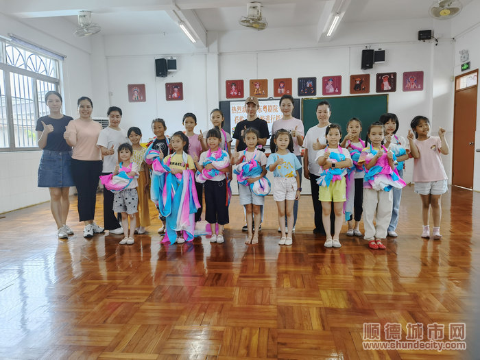 廣東粵劇院專家在倫教三洲小學進行現(xiàn)場指導教學。.jpg