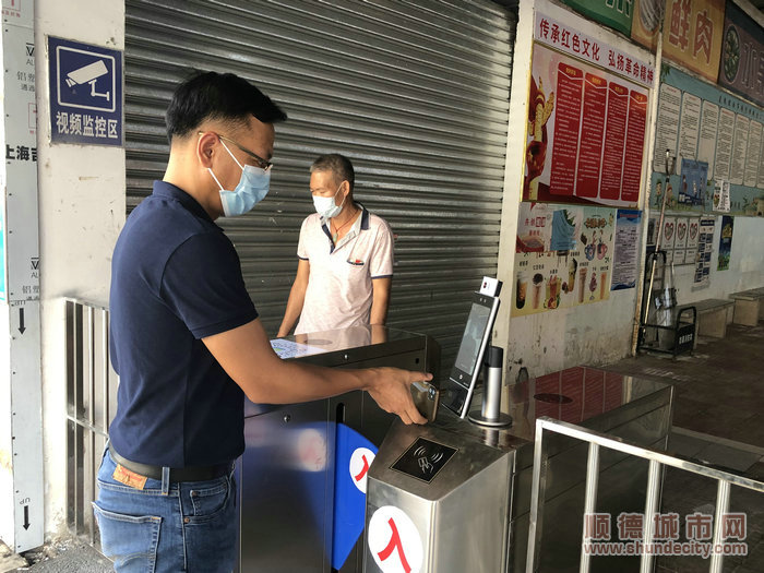 智能識別道閘可實現“技術防疫”。.jpg