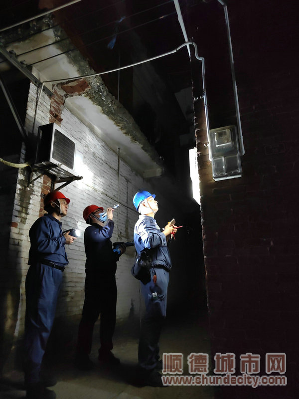 7月22日，順德供電局樂從供電所開展夜間特殊巡視，及時發(fā)現(xiàn)線路設備隱患，保障夏季高峰用電。（趙艷 攝） (1).jpg