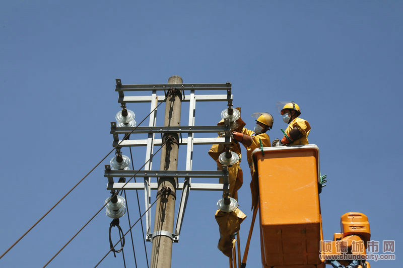 7月22日，順德供電局工作人員頂著烈日開展帶電接火作業(yè)，提高供電可靠性。（劉酩詩  攝）  (1)_1.JPG