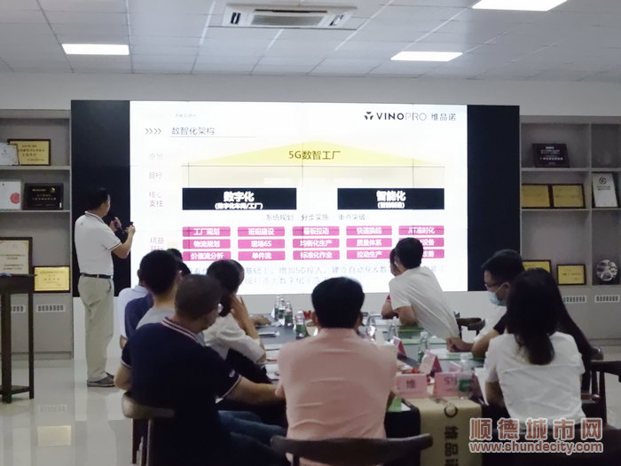 廣東維諾電器有限公司總經(jīng)理姚凱源介紹維諾公司的發(fā)展歷程。.JPG