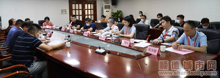 人大代表們為老舊小區改造建言獻策。.jpg