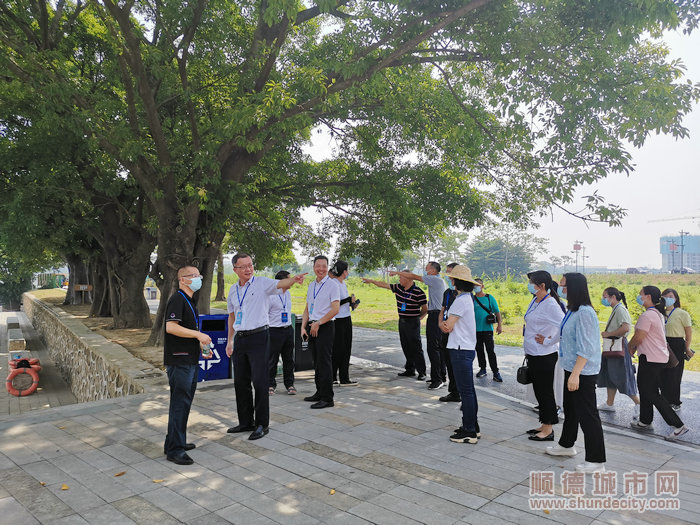 人大代表們來(lái)到百里芳華項(xiàng)目工程。.jpg