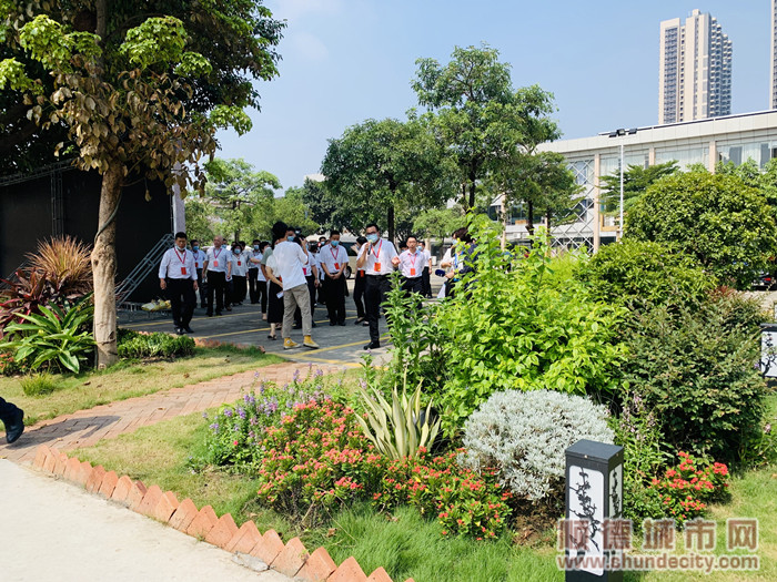 人大代表們實(shí)地了解樂(lè)從鎮(zhèn)人居環(huán)境治理的最新成效。.jpg