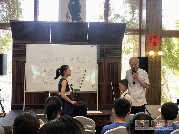 卞教授邀請樂團小朋友上臺演奏。.jpg