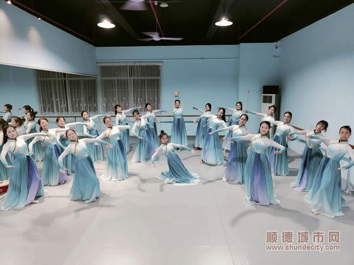 舞蹈室排練現(xiàn)場(chǎng)。.jpg