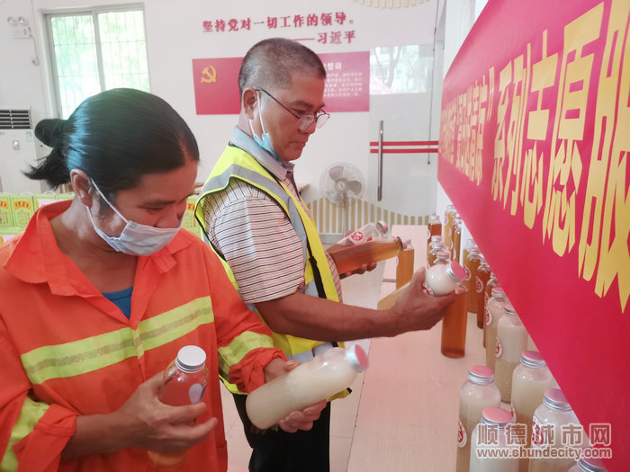 志愿者正在領取消暑飲品。.jpg
