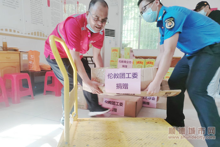 正在分裝消暑品給村居一線戶外工作者。.jpg