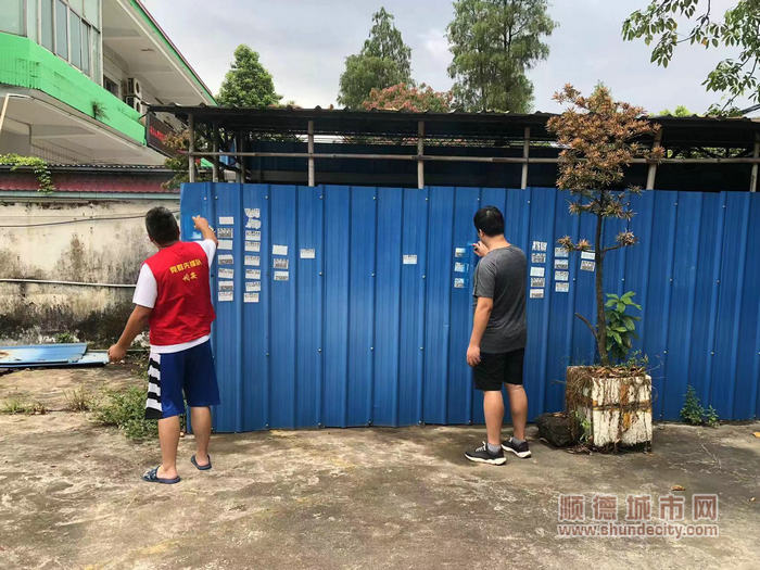 均安黨群先鋒隊去除墻面“牛皮癬”小廣告。.jpg