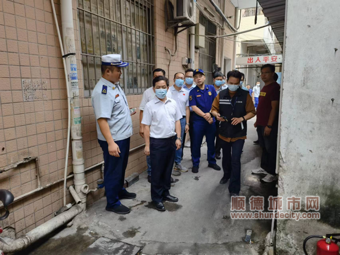 “創(chuàng)文”專項(xiàng)檢查組走入居民樓視察_副本.png