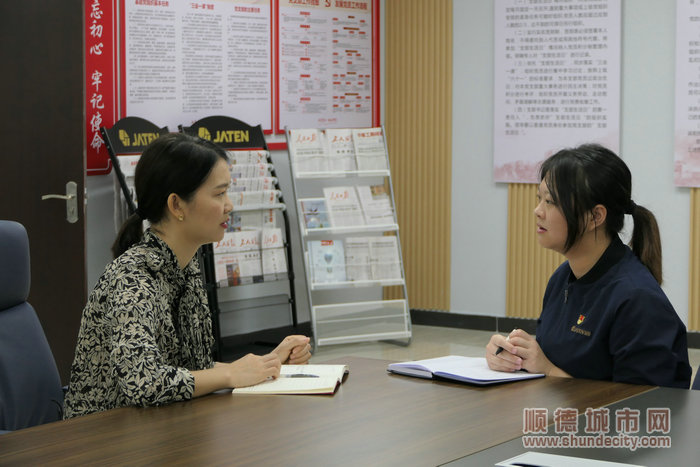 馮燕紅為黨員進行心理建設。.jpg