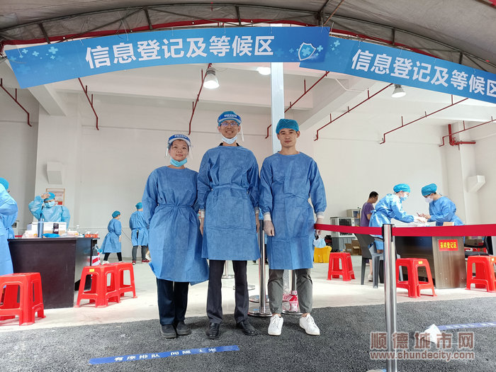 嘉騰黨支部黨員志愿者在杏壇鎮核酸檢測點現場服務。.jpg
