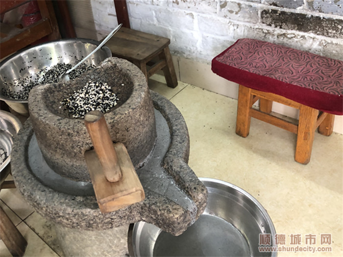 傳統(tǒng)的石磨工具。.jpg
