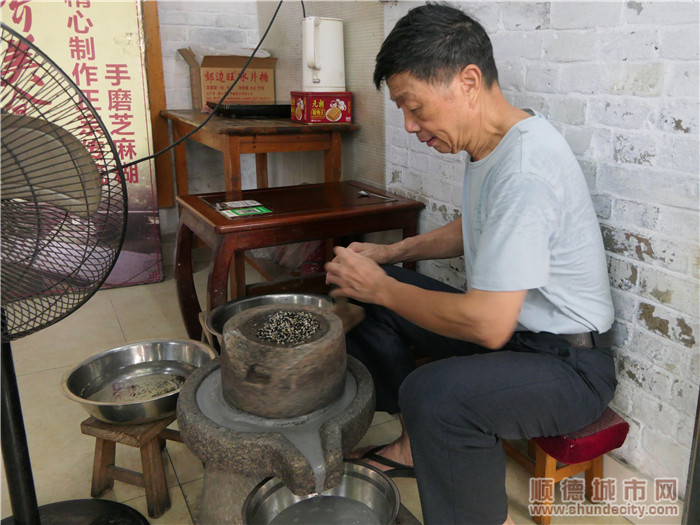 劉顯耀正在制作手磨黑芝麻糊。.jpg