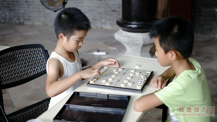 象棋班的兩位學生正在聚精會神地下象棋。.JPG