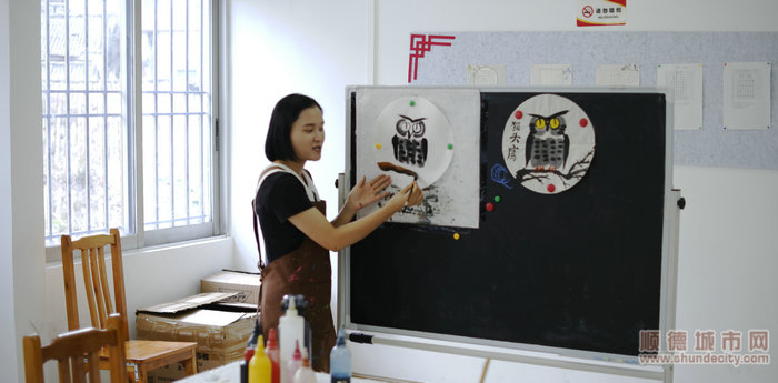 三洲社區新時代文明實踐站，國畫老師在畫板上展示畫作。.JPG