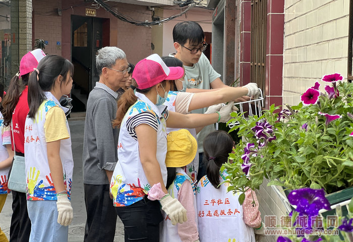 齊齊動手把花栽。.jpg