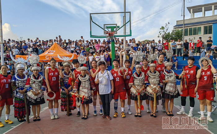 均安女籃與當地苗族進行合影。.jpg
