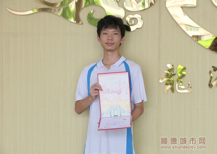 楊輝手持錄取通知書回到龍江中學(xué)。.jpg
