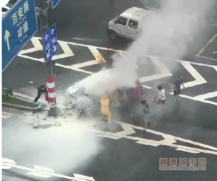 在眾人合力下，車主被成功救出。.png
