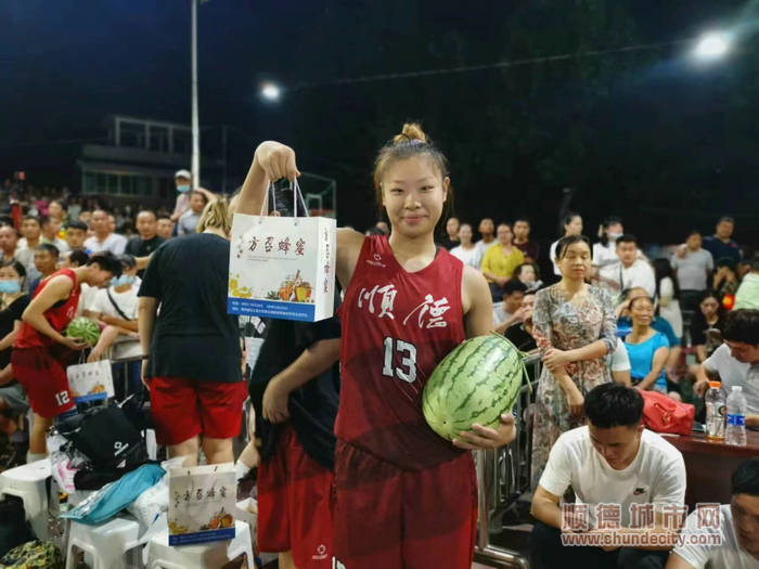 均安女籃隊員也參與互動，贏取了獎品。2.jpg