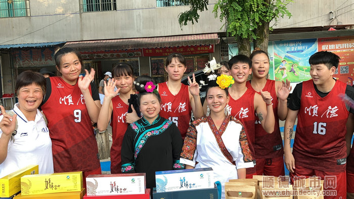 均安女籃與當地苗族同胞合影。.jpg