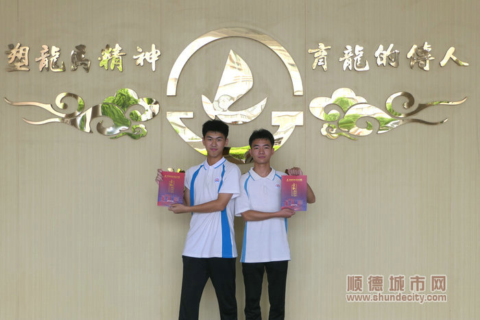 龍中兩名學(xué)子成功收到中國民用航空飛行學(xué)院錄取通知書。.jpg
