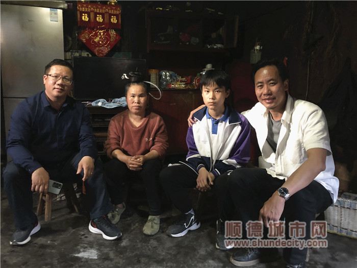 羅厚楠到學(xué)生家中家訪。_副本.jpg