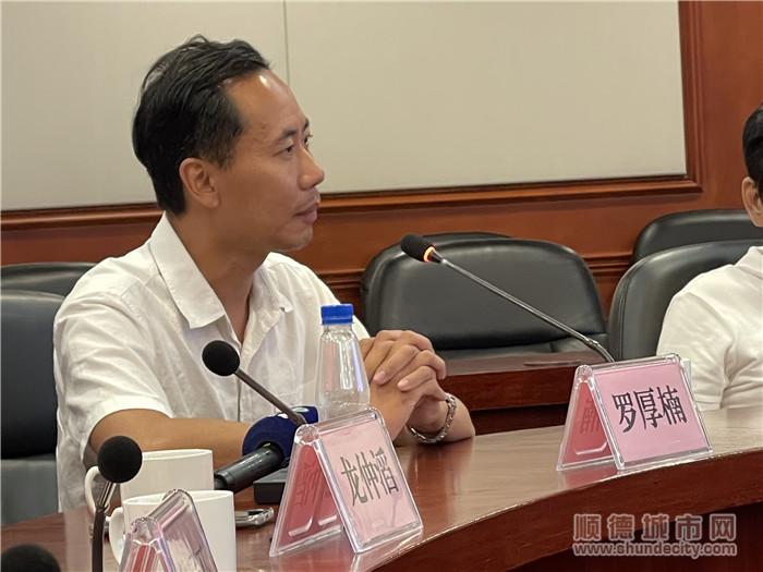 羅厚楠在佛山地鐵3號線人大調(diào)研座談會上建言獻(xiàn)策。.jpg