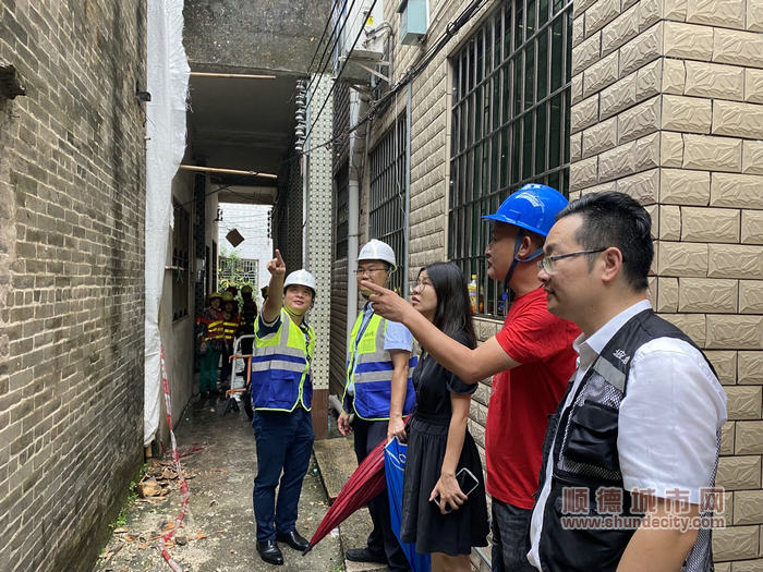北滘鎮自建房專項整治工作領導小組成員到現場查看2.jpg