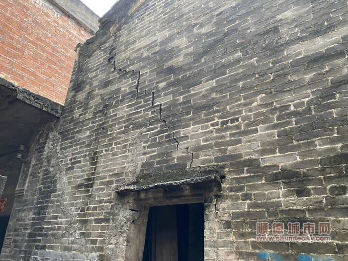 老舊房屋上已經出現清晰的裂痕.jpg