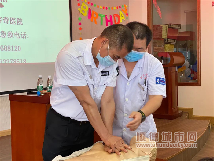 羅小鎮護長現場親自教授職工海姆立克法和心臟復蘇術2.jpg