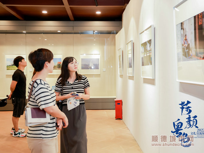 嘉賓參觀展覽。.jpg