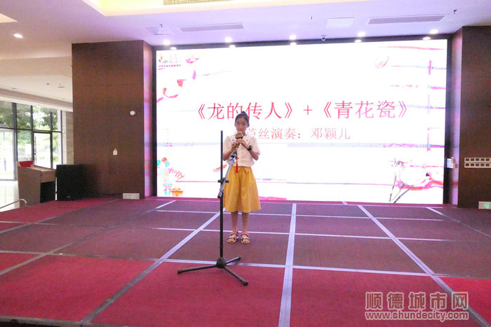 鄧穎兒葫蘆絲演奏《龍的傳人》+《青花瓷》。.jpg