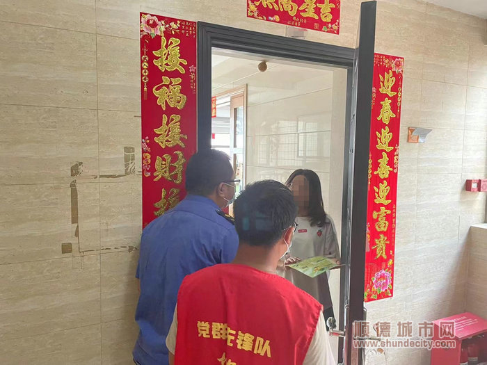工作人員入戶派發宣傳頁。.jpg