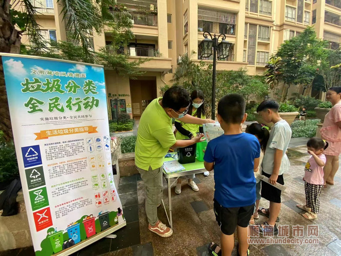深入到柏濤灣、御翠豪苑等小區進行垃圾分類宣傳。.jpg