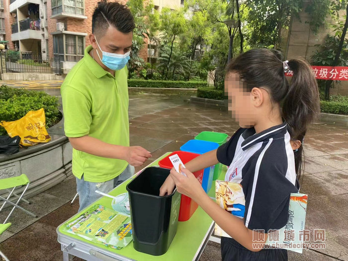小朋友積極參與垃圾分類小游戲。.jpg