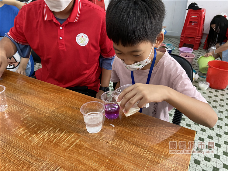 走進趣味小實驗，探索科學大道理”——上佳市社區化學知識科普活動1.jpg