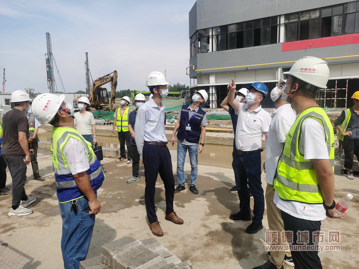 圖片一：鎮黨委書記龍仲英和鎮城建辦等一行人檢查在建工地，提醒相關建筑單位做好臺風前防御工作。.jpg