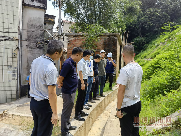 圖片五：鎮長黃東青和均安自資所等一行人對鎮內地質災害隱患點進行重點巡查，就隱患點村民房屋周邊安全等情況進行了詳細查看和了解.jpg