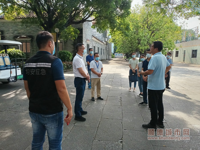 圖片三：鎮領導帶隊鎮宣辦一行人前往李小龍樂園開展安全檢查，叮囑樂園負責人要密切留意天氣情況，及時根據相關預警通知做好相應防范措施。.jpg
