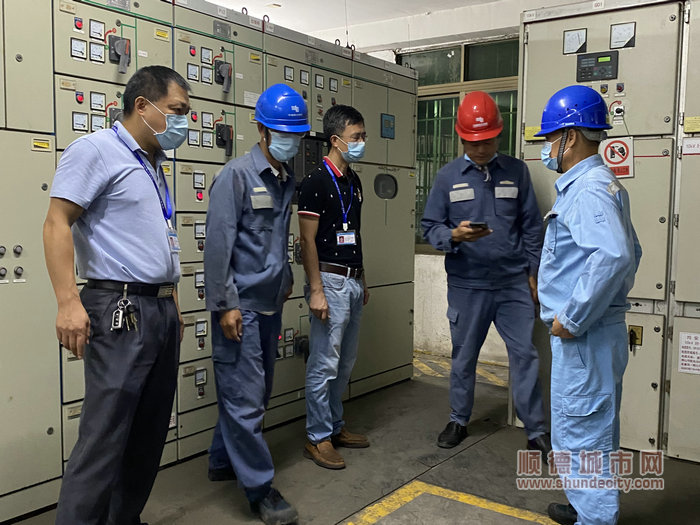 圖片十一：均安供電所提前對所轄供電線路、設備、配電房開展防汛防臺隱患排查，確保電網設備安全穩定運行。.jpg