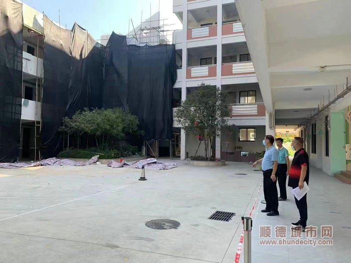 圖片八：鎮教辦一行人重點檢查中小學、幼兒園校園施工現場，重點排查施工材料、用水用電的安全隱患。.jpg