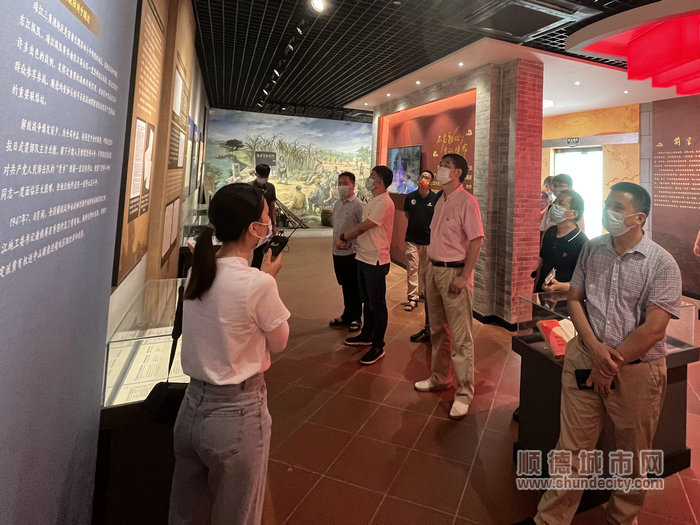 參觀黃有權(quán)故居和革命事跡展覽館。.jpg